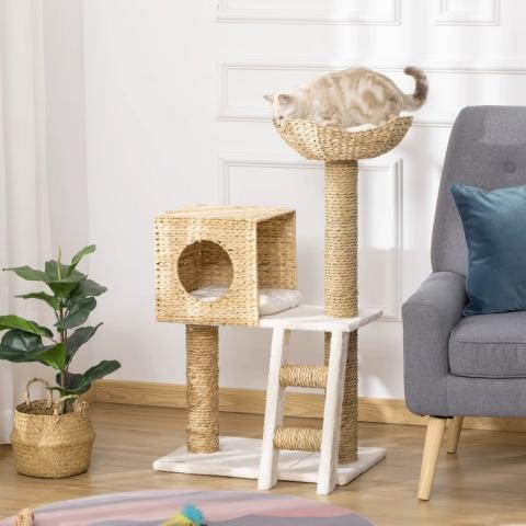 Arbre à chat compact naturel avec niche, panier et échelle dans un salon moderne