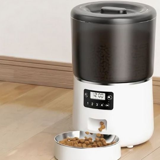 distributeur croquettes chat automatique blanc
