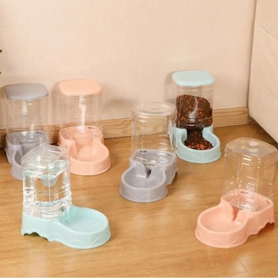 distributeur croquettes pour chat couleur bleu rose vert