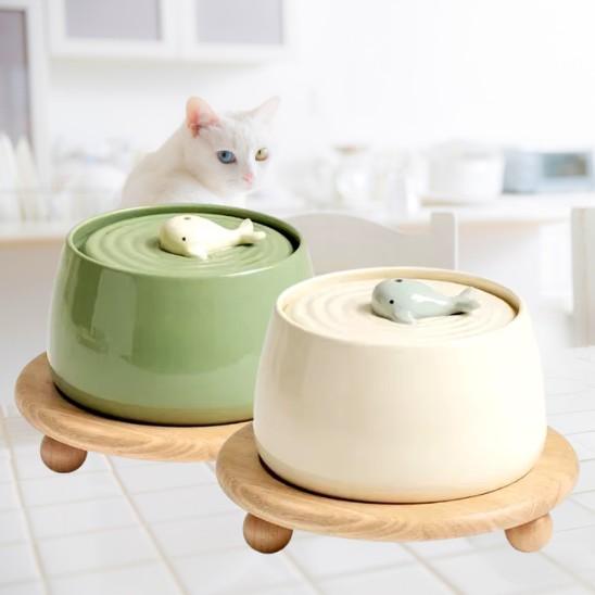 fontaine a eau chat ceramique baleine verte beige support bois 