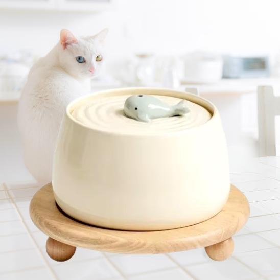 fontaine a eau chat ceramique baleine beige support bois