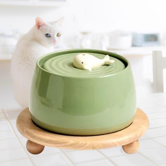 fontaine a eau chat ceramique baleine verte support bois