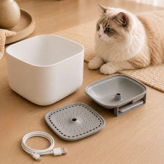 Fontaine a eau chat silencieuse blanche avec pieces demontables pour entretien facile et chat creme allonge a cote