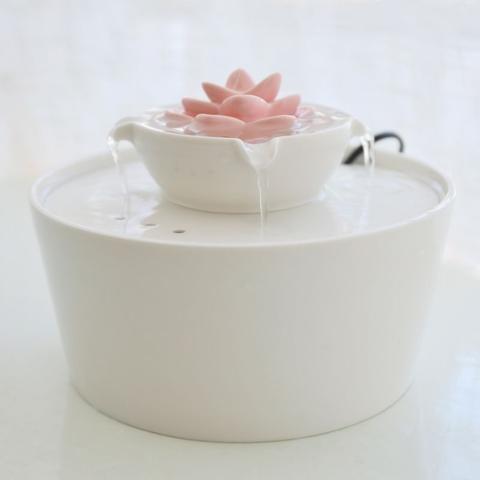 détail fontaine à eau pour chat céramique fleur lotus avec écoulement d'eau