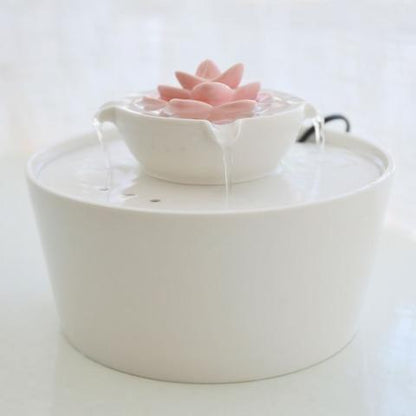 détail fontaine à eau pour chat céramique fleur lotus avec écoulement d'eau