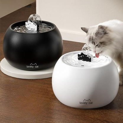 Fontaine à eau pour chat céramique design noire et blanche en intérieur