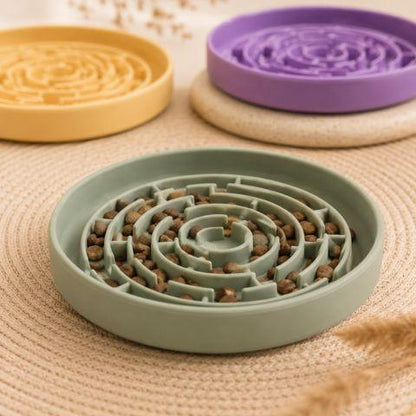 Gamelle anti-glouton en silicone verte avec croquettes