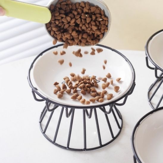 gamelle chat surélevée métal antirouille et bol céramique avec croquettes