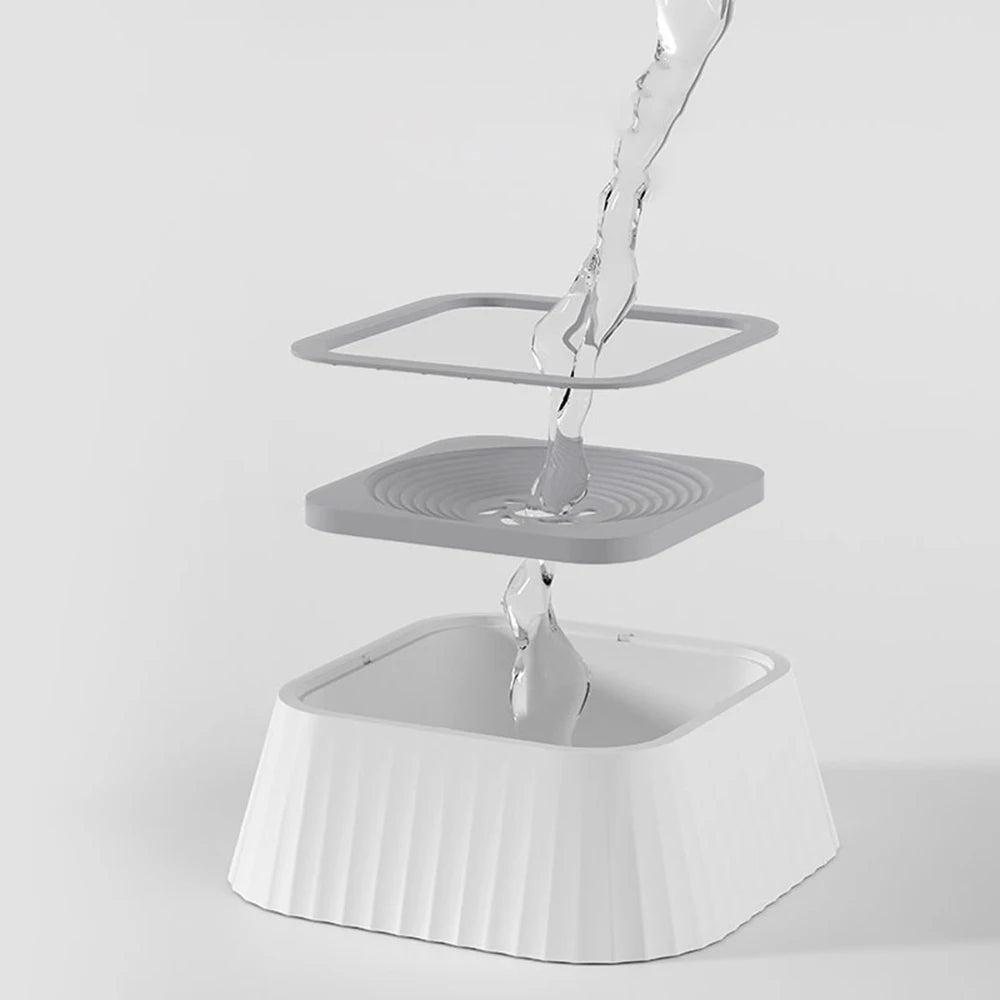Gamelle eau pour chat pensée pour limiter les éclaboussures