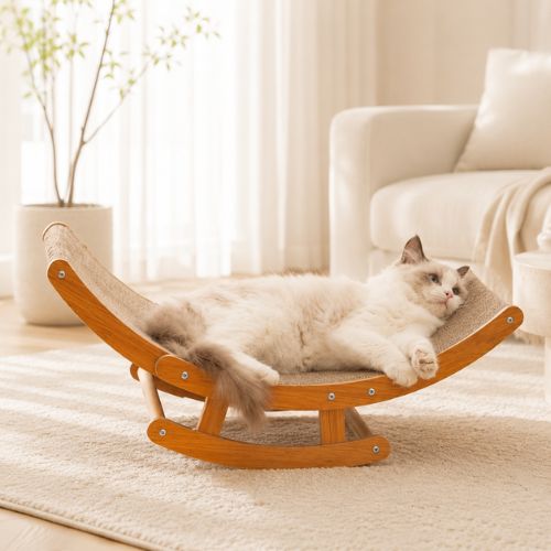 Griffoir pour chat Balanc’Griffe avec chat allongé dans un salon crème lumineux
