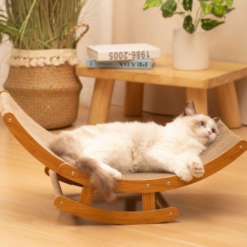 Chat allongé sur un griffoir pour chat