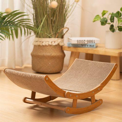 Griffoir pour chat en bois dans un salon