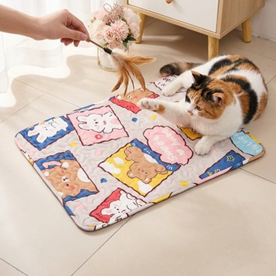 Chat qui joue sur un tapis rafraîchissant doux pour les journées chaudes