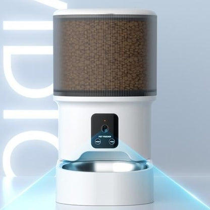 Vue de face du distributeur de croquettes connecté pour chat avec caméra intégrée